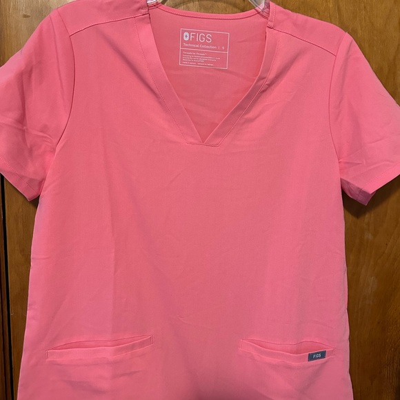 FIGS Neon Pink Casma Three-Pocket Scrub Top - size small - Picture 4 of 4